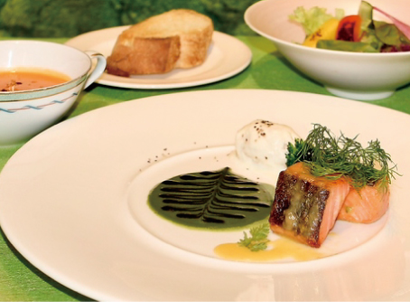【期間限定】サーモンソテー春菊と竹炭ソース